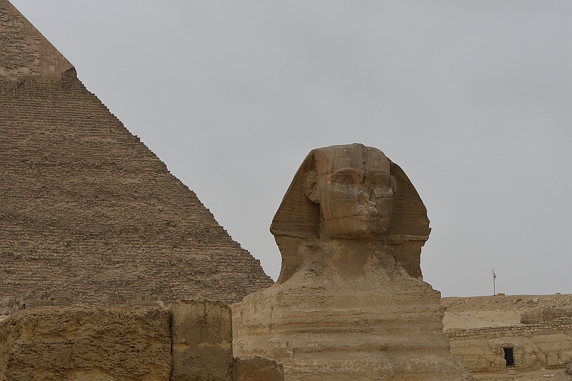 11 MAK_6704.jpg - Il volto è la parte più danneggiata del monumento. La bocca e gli occhi sono causa di millenni di erosione eolica.